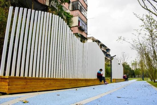 市民在一环路牛王庙路口“微绿地”休憩