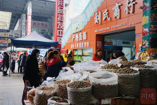 西南商贸城干果特产批发市场，人流量同比去年下降。魏冯 摄