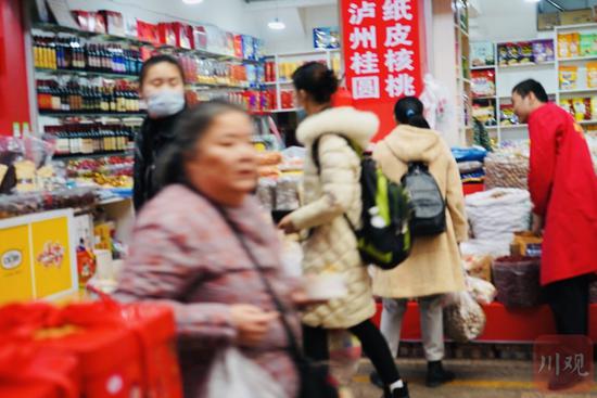 不少實體店商戶均透露,銷量有所下降,但都表示對這一倡議表示理解,且對春節后的消費市場回暖充滿信心。魏馮 攝