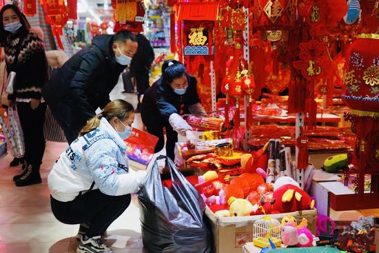 西南商贸城5区节日喜庆用品店，各个门店人流量也比去年少，销售额大多下降了三成左右。魏冯 摄