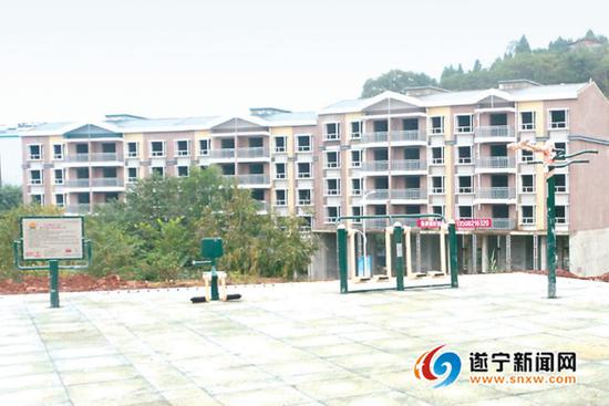 安居区东禅镇居民小区里健身器材等设施一应俱全。