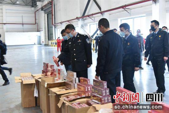 執法部門檢查銷毀假煙。主辦方供圖