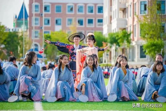 蓝花楹下,幸福的孩子们