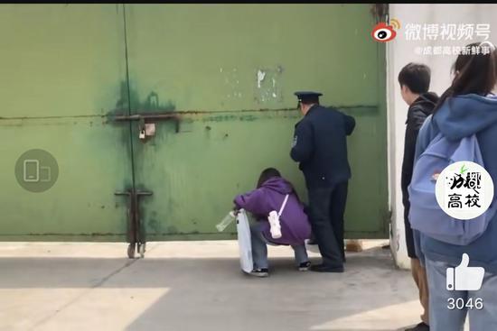 網上流傳的保安踢學生外賣的視頻截圖