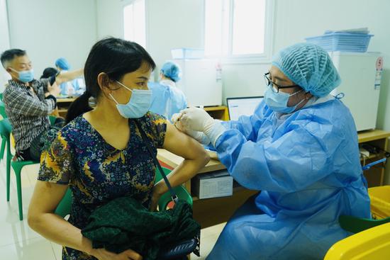 成华区青龙街道大型临时接种点内，医护人员正在为居民接种。魏冯摄