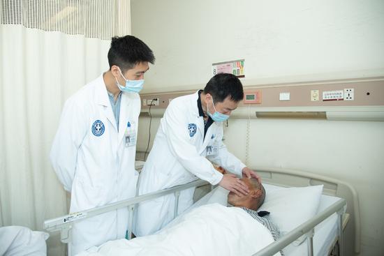 醫護人員正在查看男子病情。簡陽人醫供圖。