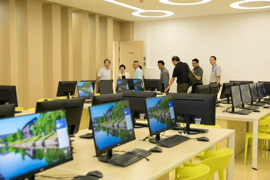 　与会嘉宾参观学校实验室