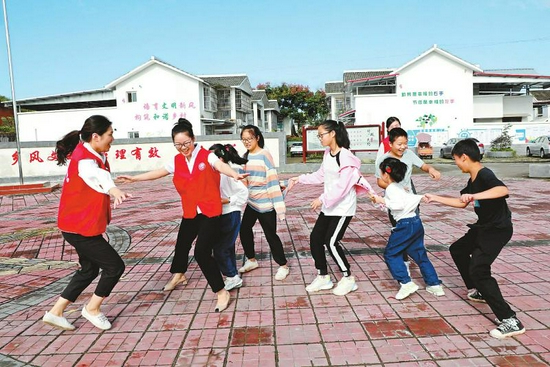 9月19日,在仁壽縣珠嘉鎮棚村村,黨員志愿者開展“陪伴留守兒童過中秋”主題活動,讓孩子們快樂過中秋。 潘建勇 攝(視覺四川)
