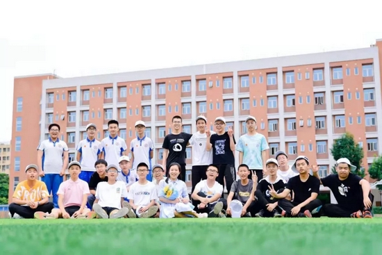 班主任姚澜与全班男生合影