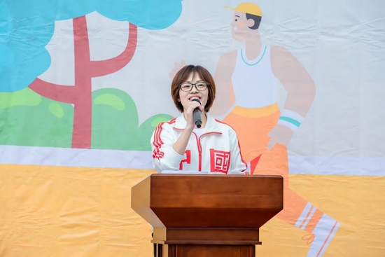 高中部校长岳琴老师致辞