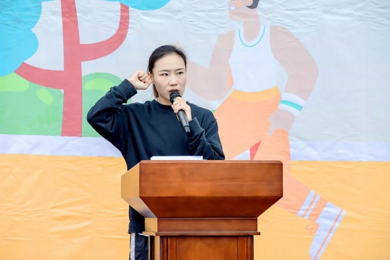 裁判员代表石行代表全体裁判员宣誓