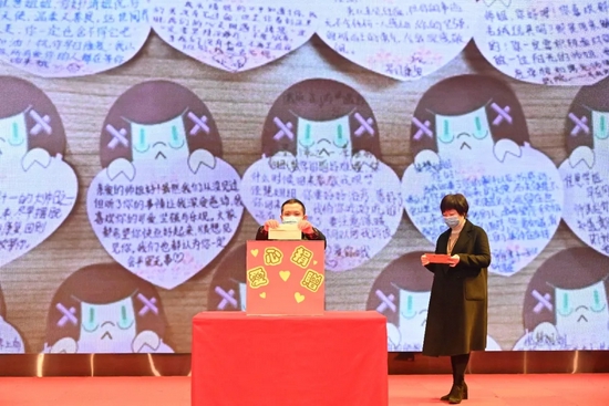 邓文光校长带领学校行政干部率先捐款