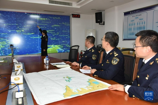 12月12日，烟台海事局工作人员在烟台市海上搜救中心进行搜救协调和调度。新华社记者 李紫恒 摄