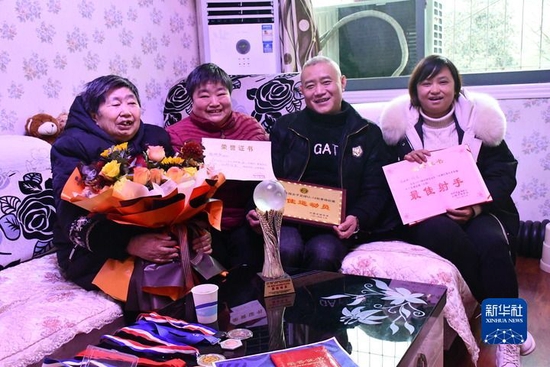 2月7日，张琳艳家人展示张琳艳成长中获得的荣誉。新华社记者谢佼摄