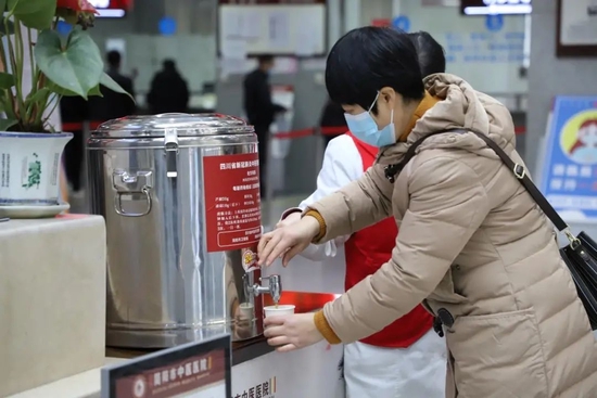 简阳市中医医院熬制中药“大锅汤”，供群众饮用。