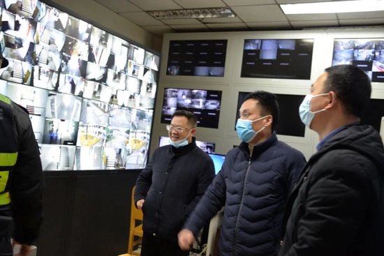 杨莲常委一行查看视频监控室