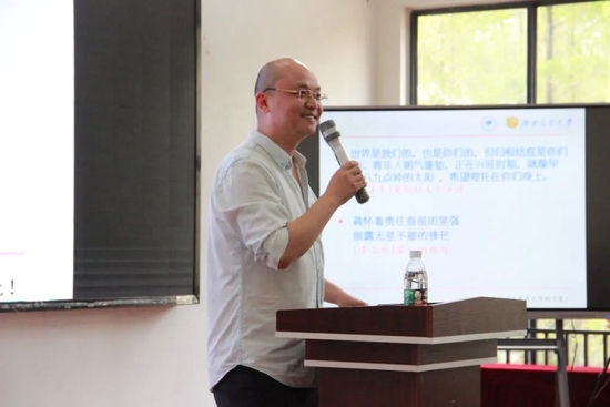 贾宣,英国皇家音乐学院小提琴家,四重奏首席,交响乐团首席,四川音乐学院特邀小提琴家。曾受邀于大使馆演出,多次与欧美顶级指挥家、音乐家、交响乐团一起演出。
