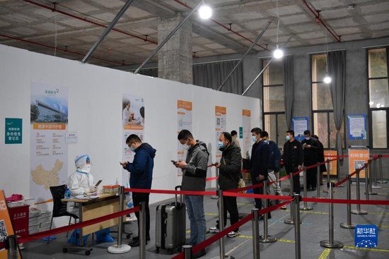 3月22日，市民在长沙市一处核酸检测点排队登记。新华社记者 陈振海 摄