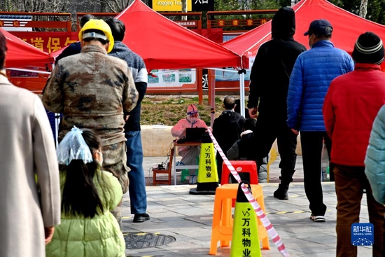 3月22日，市民在青岛市北区一核酸检测点排队进行核酸采样。新华社记者 李紫恒摄