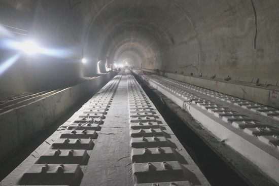 建好的邓家湾隧道无砟轨道部分路段。鲁智勇供图