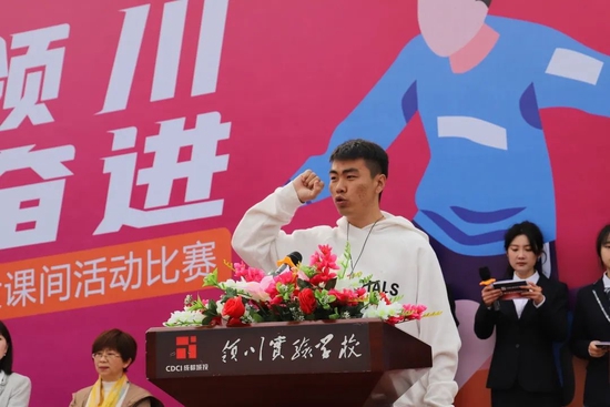 裁判员代表罗青松代表宣誓