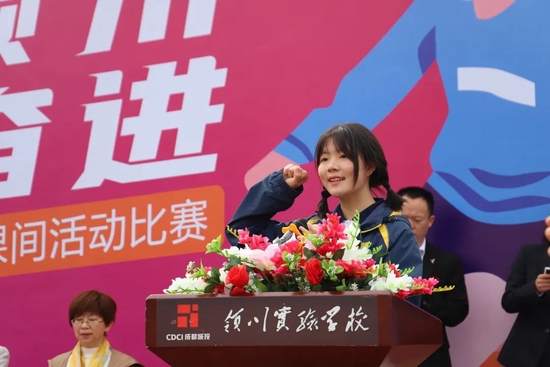 运动员代表黄心蕊宣誓