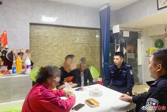 民警对两人进行调解