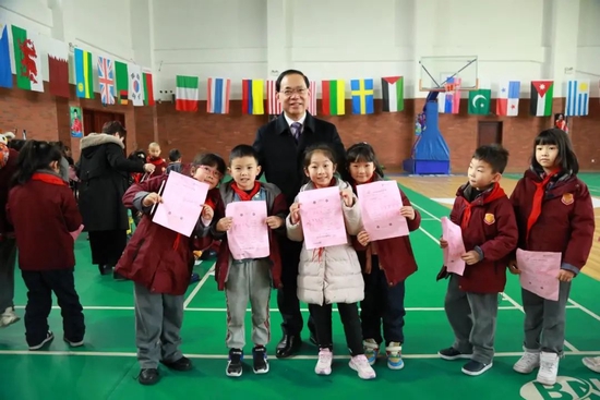和学生合影