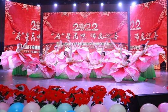 家长参与学校新年音乐会表演