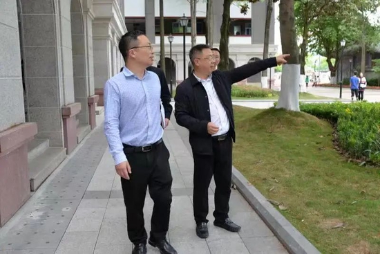 龙校长向陈局长汇报初中部建设相关情况