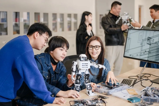教授与学生讨论工业机器人设计与交互 以项目启发学生创意思维