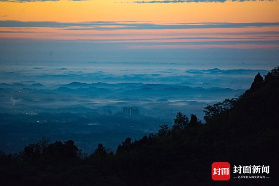 在龙泉山上拍到的日出 （摄影：杨涛）