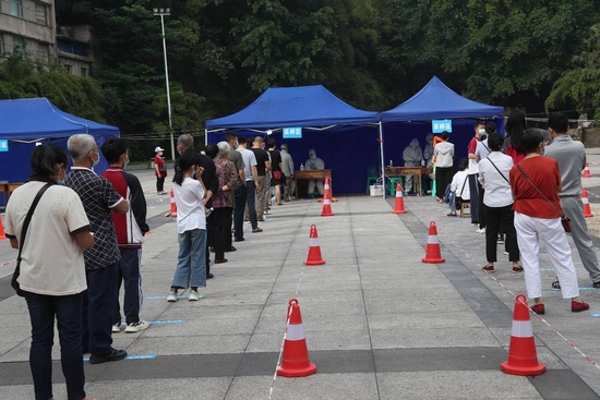 广安市民排队进行核酸检测。