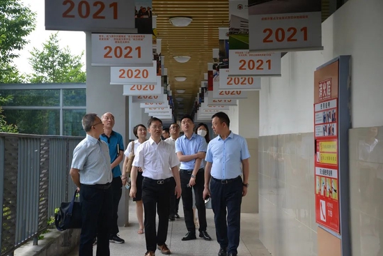 参观校史文化长廊