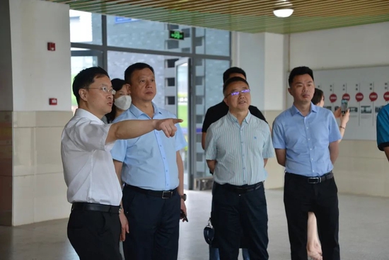 参观校史馆
