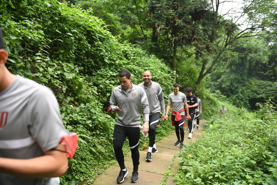 5月25日，成都蓉城全队前往青城山进行了登山训练