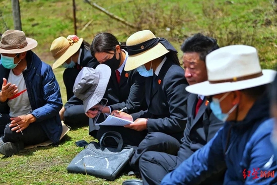 法官宣讲法律政策，安抚双方情绪