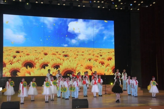 一年级一班《祖国的花朵》