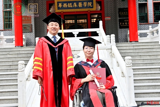 毕业典礼暨授位仪式上，李为民院长和赵倩楠合影