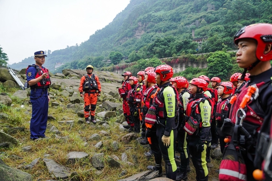 宜宾消防组织开展水域救援演练培训。