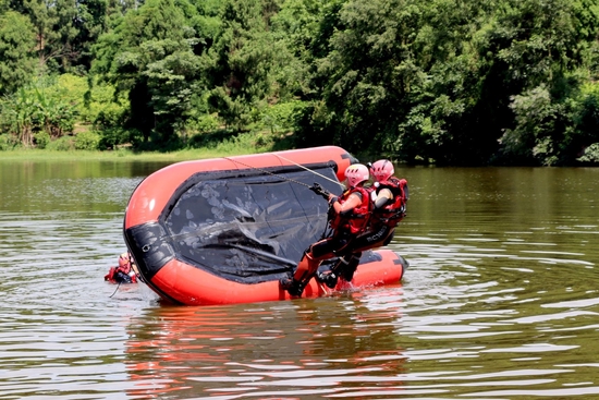 资阳消防开展水域救援演练模拟翻舟自救科目。