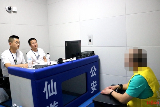 ↑警方對嫌疑人進行審訊