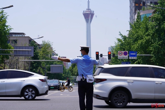 ▲交警执勤。图据交警五分局