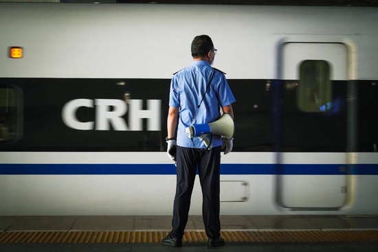成都東站站臺客運員正在接發列車。成都車站供圖