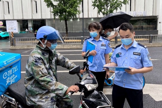 民警开展电动自行车规范停放治理行动。