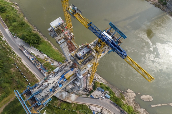 渝昆高铁泸州沱江特大桥主塔封顶。京昆高速铁路西昆有限公司供图。