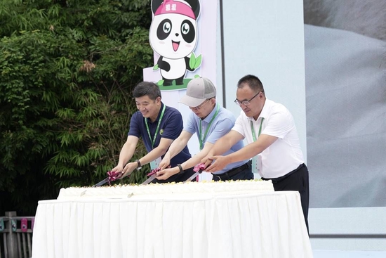 活动上举行的切蛋糕仪式，到场的熊猫粉丝都吃到了生日蛋糕