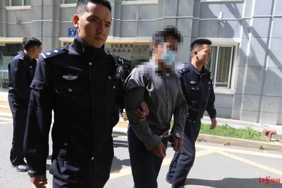 　↑阿某投案后，被壤塘警方带回调查