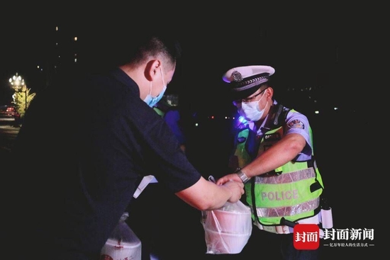 為一線防控交警送米粉
