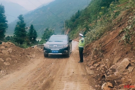 李伟在省道217线上维持交通秩序